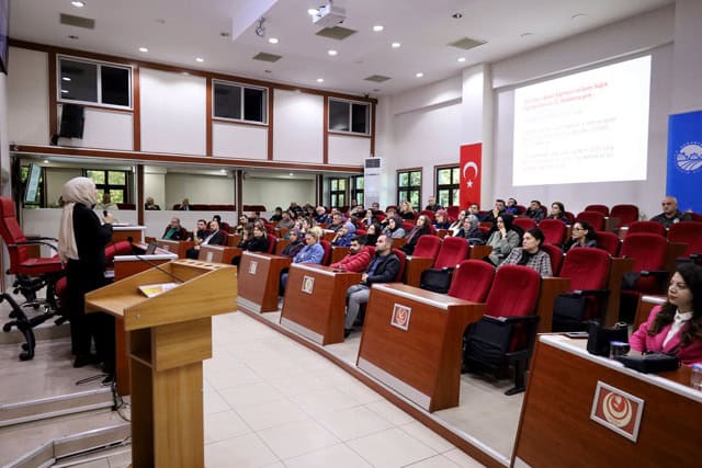 Bilgilendirici ve profesyonel ortamda basın açıklamaları ve toplantılar gerçekleştiriliyor.