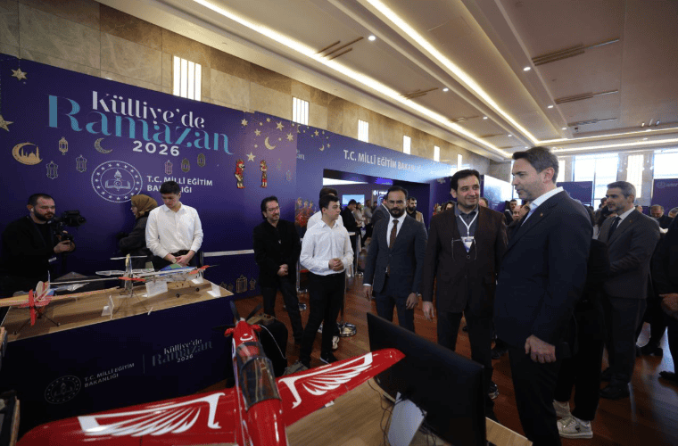 Bakan Bayraktar informiert bei Ramazan-Veranstaltung im Külliye über Energieprojekte und Dialog mit Jugendlichen